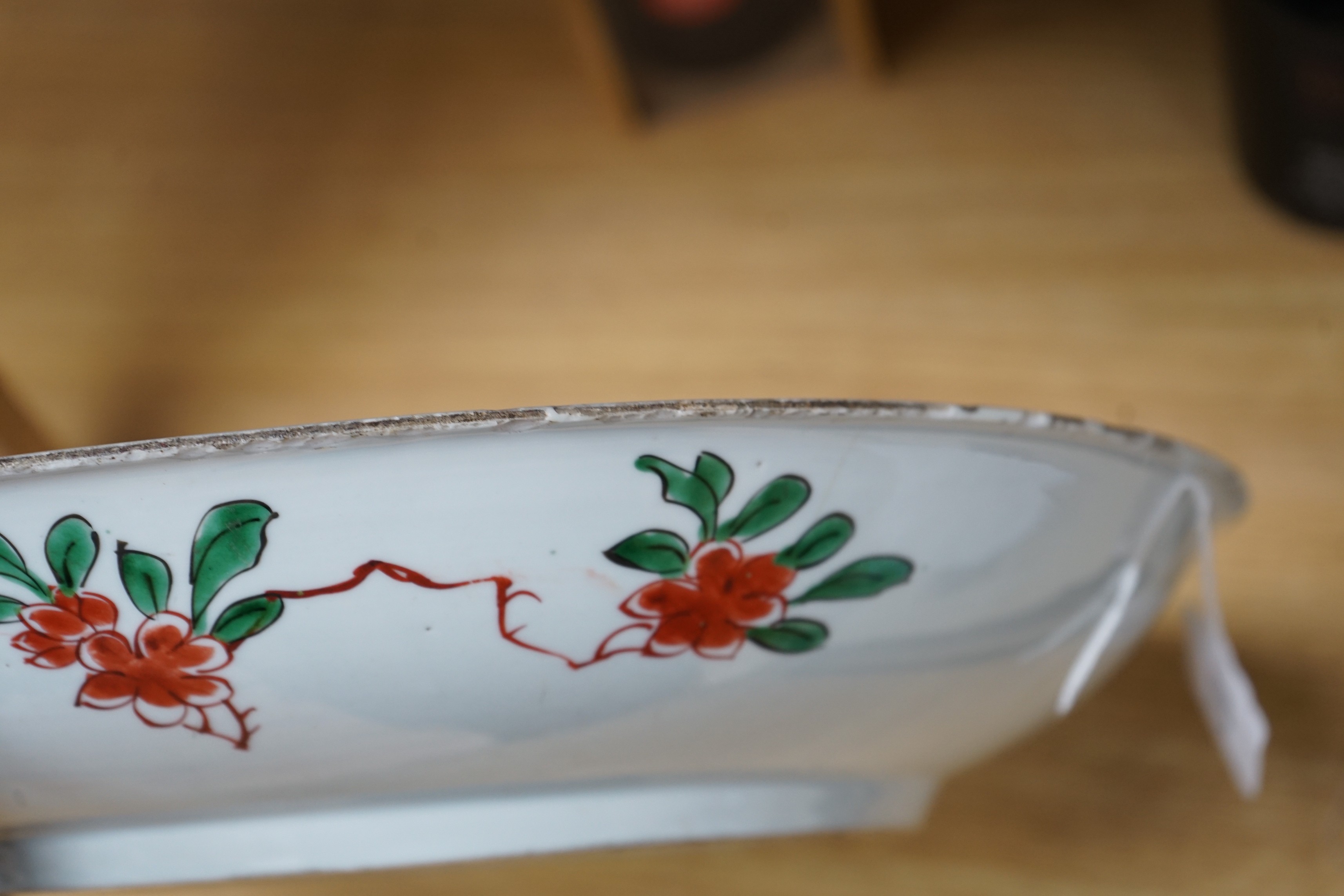A Chinese famille verte charger, Kangxi period 38cm diameter